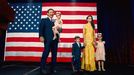 Ron DeSantis  junto a su esposa Casey y sus hijos en la celebración de su reelección como gobernador de Florida.