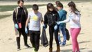 Los alumnos del CEIP Reibon limpian la playa de A Xunqueira
