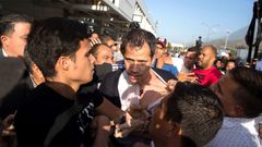 Guaid intenta zafarse de los seguidores chavistas que le esperaban a la salida de la terminal en Caracas