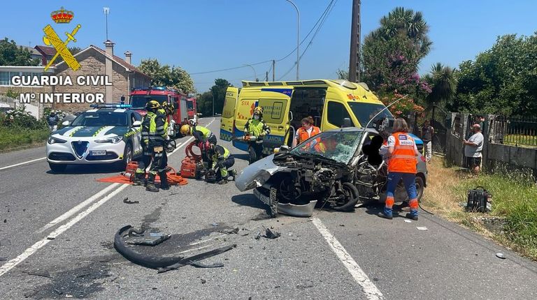 Herida muy grave una conductora de 48 años que quedó atrapada tras chocar contra un camión bañera en Pontevedra