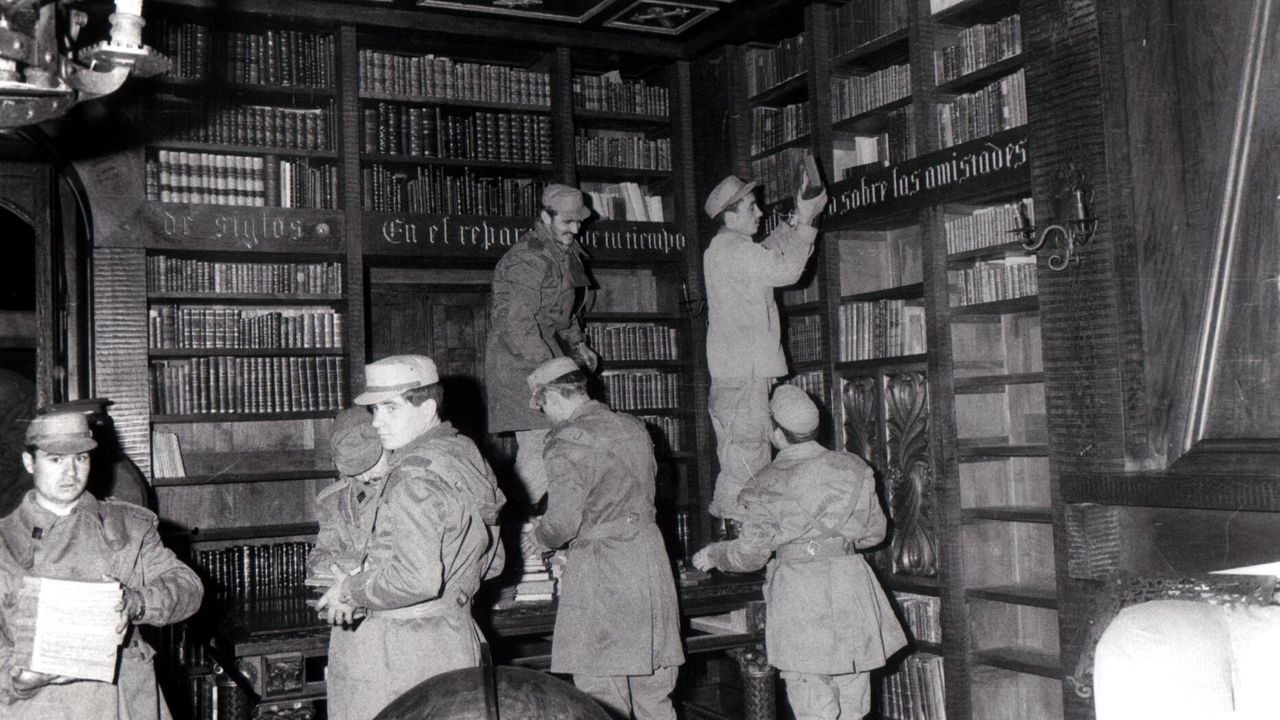 Soldados retirando libros de la biblioteca del Pazo de Meirás para evitar que sean devorados por el incendio que afectó al edificio en 1978