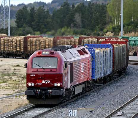 Fanfarria Taquikardia interpreta �A las barricadas� en la procesi�n de San Marti�o.La casa pr�ximo al molino del Toleiro, izquierda, ser� de las primerase en ser derribada
