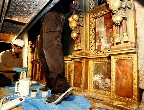 Los retablos barrocos de San Juan y San Miguel, los de mayor historia y calidad artstica, reciben la atencin prioritaria de los restauradores estos das. 