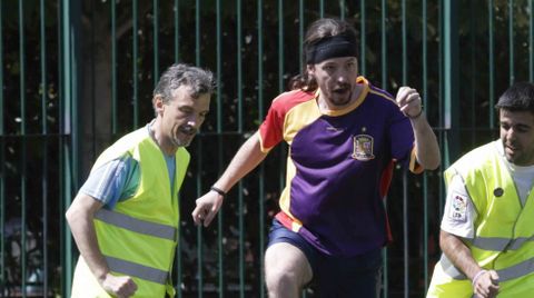 Pablo Iglesias y el candidato de Podemos a la Comunidad de Madrid (izquierda) juegan al ftbol