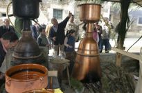 Las alquitaras estn todo el da elaborando licor en la Festa da Augardente de Portomarn.