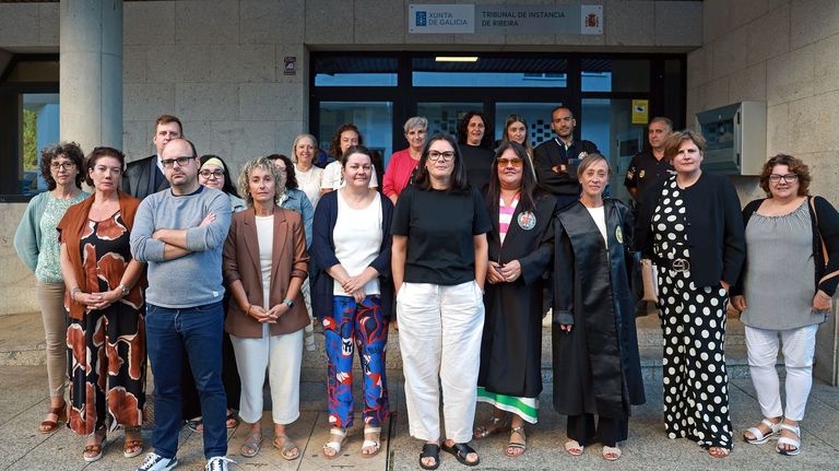 Funcionarios de los juzgados de Ribeira: «No estamos para sonreír, trabajamos con agobio»