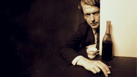 KINGSLEY AMIS Y LA BOTELLA. El idilio del alcohol y la literatura ha alumbrado celebradas páginas a lo largo de la historia, aunque la relación con la botella pocas veces ha alcanzado tal grado de intimidad como la que protagonizó el escritor inglés Kingsley Amis. La antología reunida bajo el título «Sobrebeber» da buena cuenta de este duradero matrimonio. TERENCE DONOVAN ARCHIVE / MALPASO EDICIONES