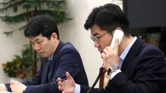 Un oficinal surcoreano prueba el funcionamiento de la lnea telefnica directa entre las dos Coreas