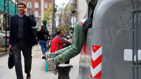 Un hombre busca dentro de la basura en el distrito financiero de Buenos Aires. 