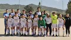 Los jugadores del Atlético Arnoia, en el campo del CD Rocas, en Esgos, donde disputaron el partido de octavos de la Copa Diputación
