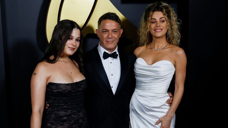 Alejandro Sanz, con su hija Manuela y su novia, Candela Márquez, en Miami