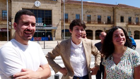 Daniel Castro, candidato por Lugo; Ana Pontn, y Noa Presas, nmero uno por Ourense, frente a la estacin en esa ciudad.