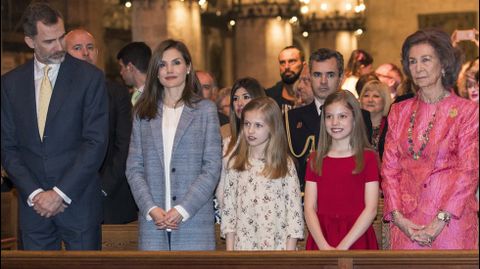 Con sus padres, su hermana y su abuela en la misa de Pascua