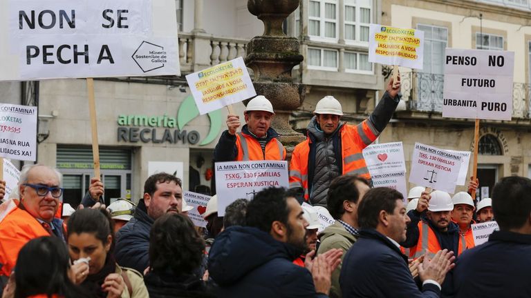 Protesta en la plaza Mayor de Viana do Bolo para defender el futuro de la mina de Penouta