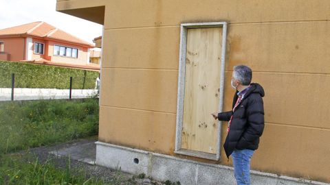 Los vecinos de Ciudad Jardn tapiaron una de las ventanas por las que okupas entraron en un chal de la urbanizacin