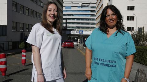 Mabel Tourio e Ins Gonzlez en la entrada del Hospital de Ourense