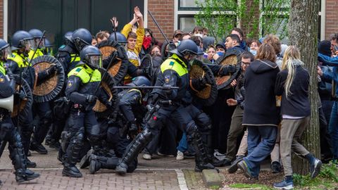 La polica holandesa carga contra los estudiantes propalestinos en la Universidad de msterdam.