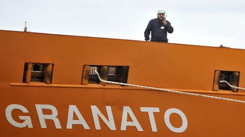 El buque Granato durante su cuarentena en el puerto exterior de Ferrol