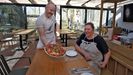 Carlos y Mónica gestionan la panadería-pizzería Rozas de Cospeito, que ha logrado un Solete Repsol
