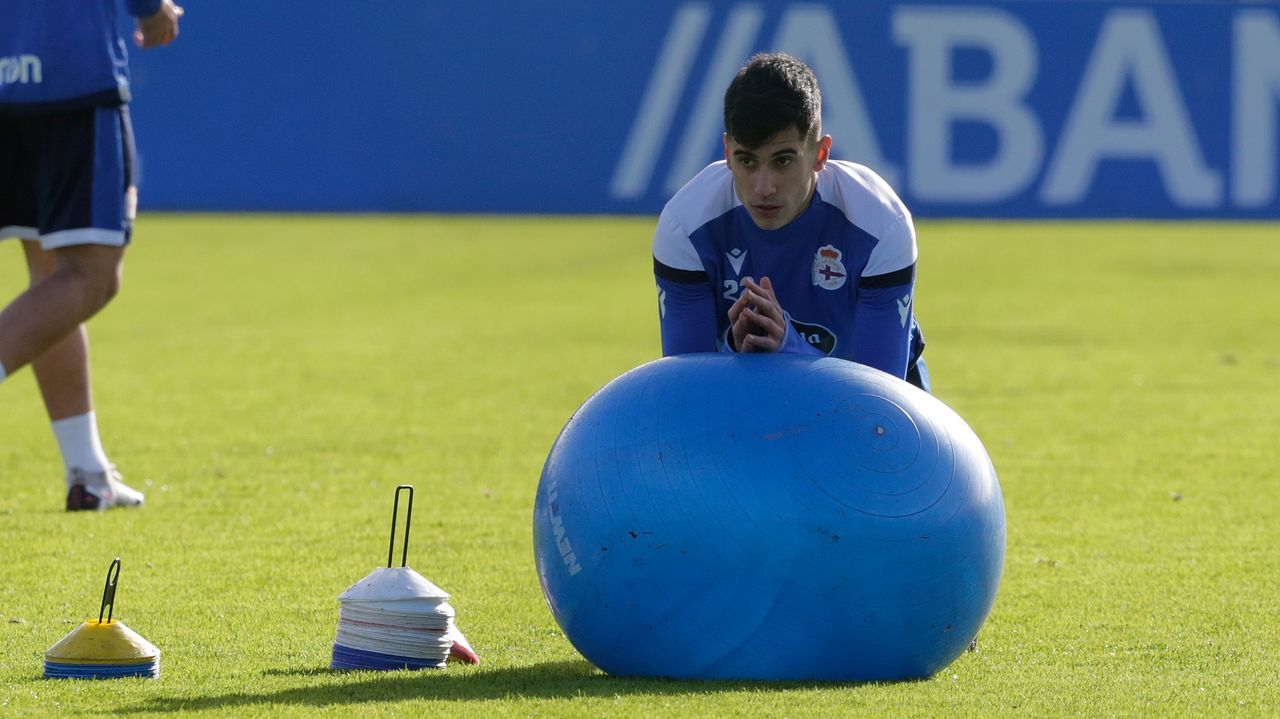 Villares, durante un entrenamiento de esta semana con el Deportivo