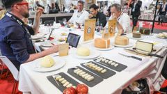 Un panel de cuarenta jueces seleccion a los tres primeros quesos de cada categora.