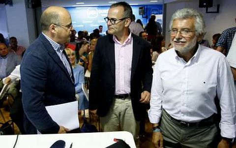 Baltar, en una reunin del PP junto a Jess Vzquez y Rosendo Fernndez, candidato del 2011. 