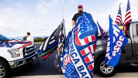 Partidarios de Trump en caravana por California de cara al supermartes.