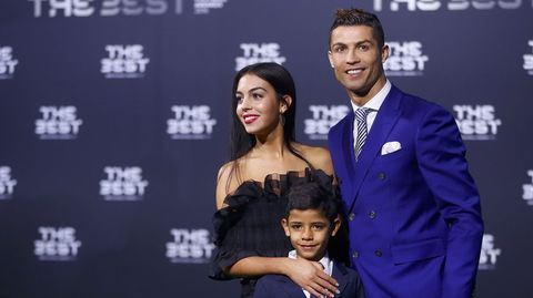 La nueva pareja de Cristiano Ronaldo, Georgina Rodrguez, junto al hijo del futbolista