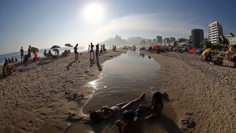 Personas acuden a la playa de Ipanema hoy al atardecer, en Ro de Janeiro