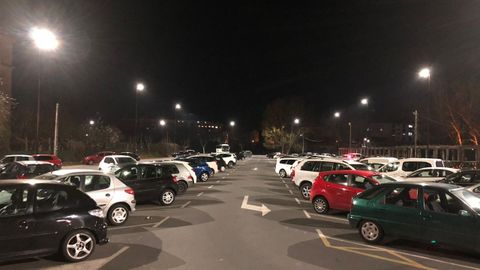 Alumbrado nocturno en el rea de estacionamiento del Parque dos Condes de Monforte 