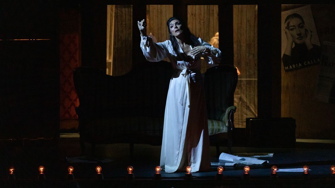 El tenor Ismael Jordi, en el pasaje final de Werther, con la mezzosoprano Olga Syniakova; detrs, la Orquesta Sinfnica Vigo 430. 