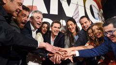 El lder de Ciudadanos, Albert Rivera, festeja junto a sus candidatos los resultados electorales ante la sede del partido en Madrid