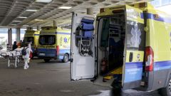 Ambulancias a la entrada de las Urgencias del hospital Clnico de Santiago.