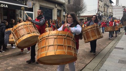 Desfile de folins durante la Festa da Cachucha