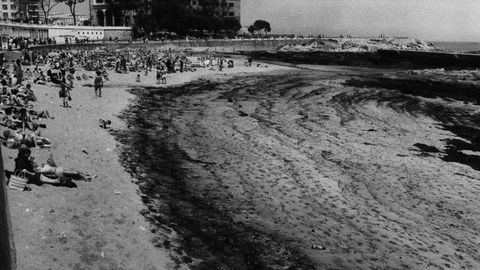 La playa de Riazor cubierta del chapapote del petrolero Urkiola en 1973