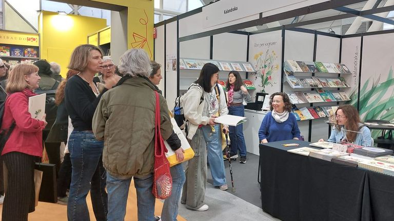 Kalandraka leva a Arianna Squilloni e Raquel Catalina, co seu «Grande e pequena», á 63.ª Feira Internacional do Libro Infantil e Xuvenil de Boloña