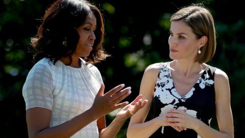 Con Michelle Obama, la reina Letizia llevó un vestido en negro y blanco sin mangas. 