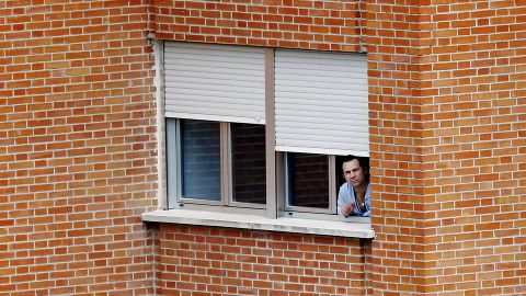 Javier Limn, marido de Teresa Romero, en la ventana de la habitacin del hospital donde est ingresado