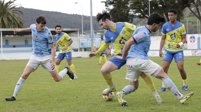 El Viveiro recibe a un Compostela que debe ganar y esperar a que no lo haga el Arousa para ascender