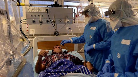  Fotografa facilitada por el gobierno israel que muestra a personal sanitario durante un simulacro de atencin a un paciente con bola en la unidad especial del Centro Mdico Sheba en Tel Aviv