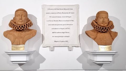 Los bustos de Giovan Battista Manso y Pedro Fernández de Castro junto a una lápida que señala que, «unidos por su pasión por la literatura» fundaron en Nápoles la Academia de los Ociosos