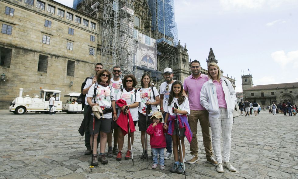 Isabel, en primera fila con la ni�a peregrina Carla; detr�s su padre y miembros de las dos entidades. 