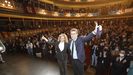 El presidente de la Xunta y candidato a liderar el PP, Alberto Núñez Feijóo, y la presidenta del PP de Asturias, Teresa Mallada, saludan durante un acto celebrado con afiliados del PP para exponer su proyecto político, en el Teatro Campoamor de Oviedo