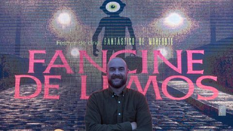 Alberto Vázquez ante un cartel del festival Fancine de Lemos