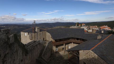 El patio de armas del castillo de Castro Caldelas fotografiado desde la torre