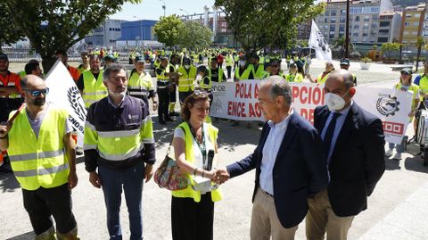Representantes de los trabajadores de Ence y del sector forestal gallego con el presidente de la Autoridad Portuaria, José Benito Suárez Costa