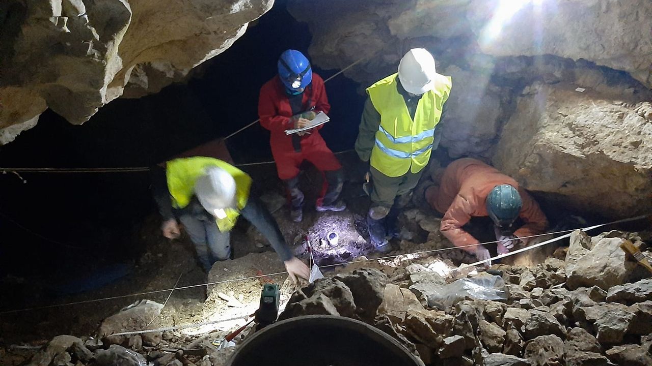 Yacimiento arqueológico de la sima de La Cerrosa, en Suarías, Peñamellera Baja, Asturias