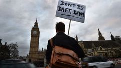Un opositor a la intervencin militar en Siria ante el Parlamento britnico.