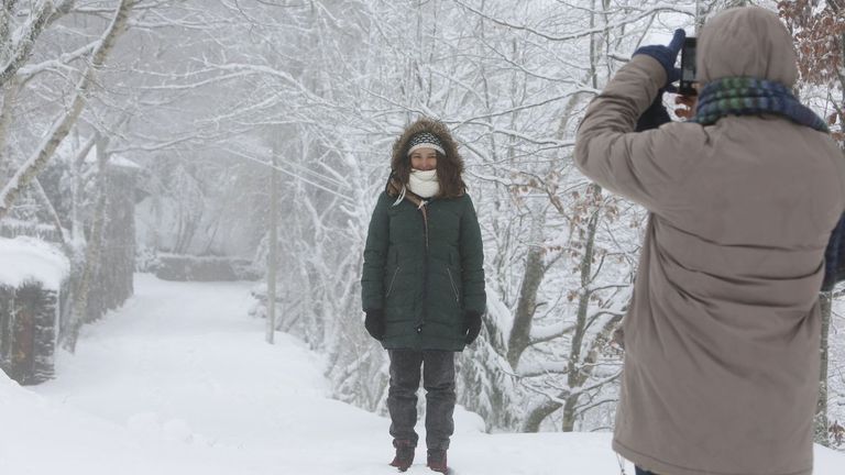 Cientos de personas se acercan cada invierno a O Cebreiro a disfrutar de la nieve
