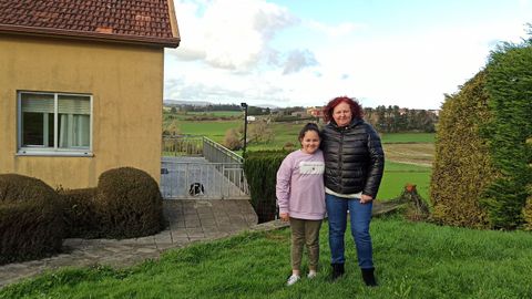 Sonia, con su hija Aroa, se muestra encantada de haber dejado la ciudad para vivir en el rural